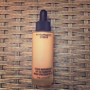 M.A.C. Studio Waterweight SPF30 Foundation NC37