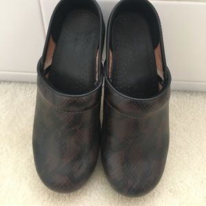Dansko Black/Brown "Snakeskin" size 37