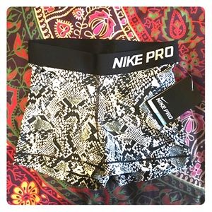 NIKE PRO SIZE XS BRAND NEW TAGS ATTACHED