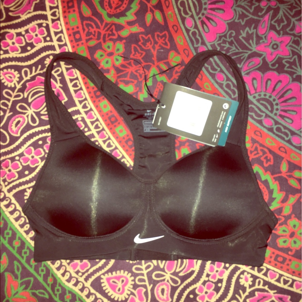 BRAND NEW NIKE SPORTS BRA 30 B