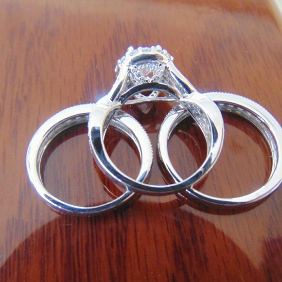 3pc Engagement Ring with 2 wedding bands  size 7 - Picture 7 of 8