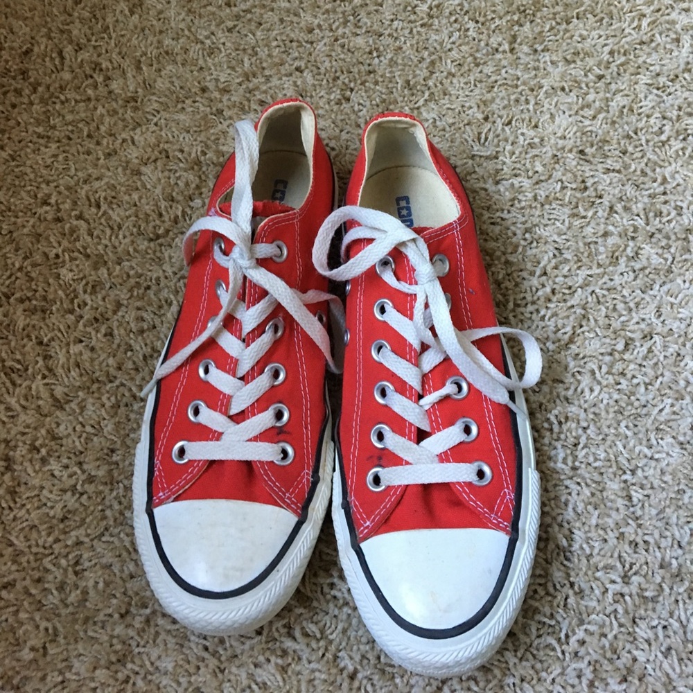 Red low top converse all stars