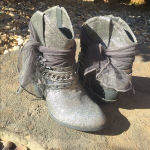 Silver sparkle short cut cowboy boots/heels