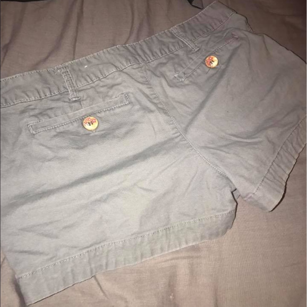 gray shorts