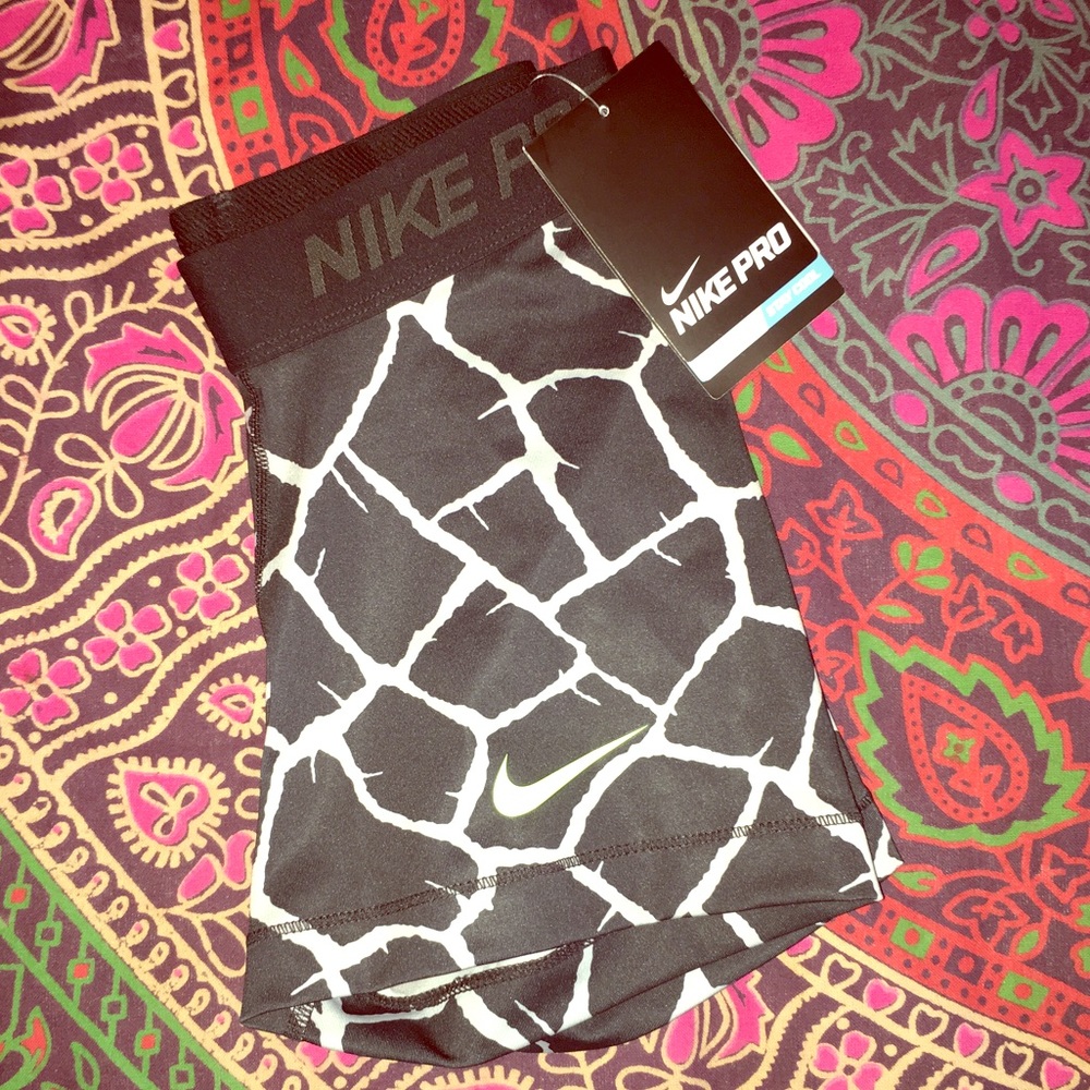 Animal print Nike Pro size XS brand-new with tags