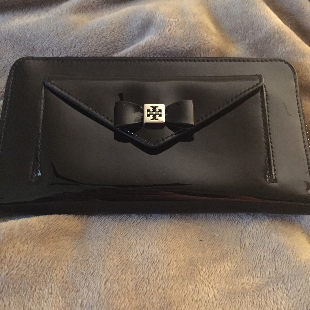 SOLD LOCALLY Tory Burch Bow Zip Continental wallet