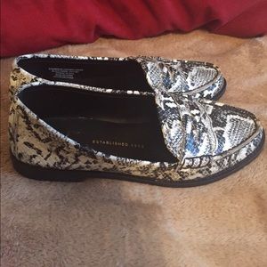 Black and white leather snake skin shoes Black and white leather snake skin shoes