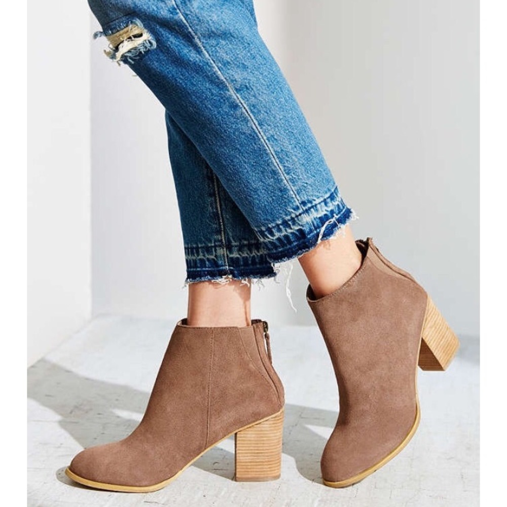 Light brown heeled booties from urban outfitters!
