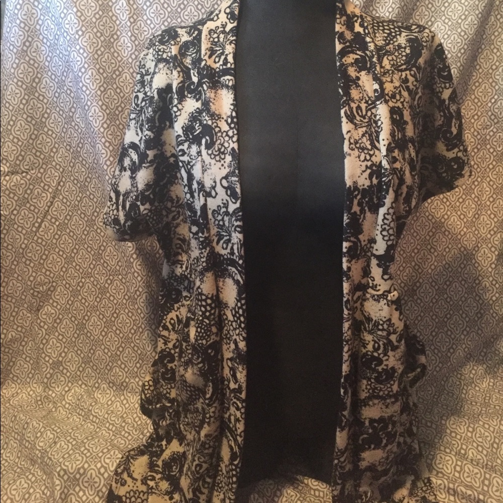 Short sleeve cardigan with lace print