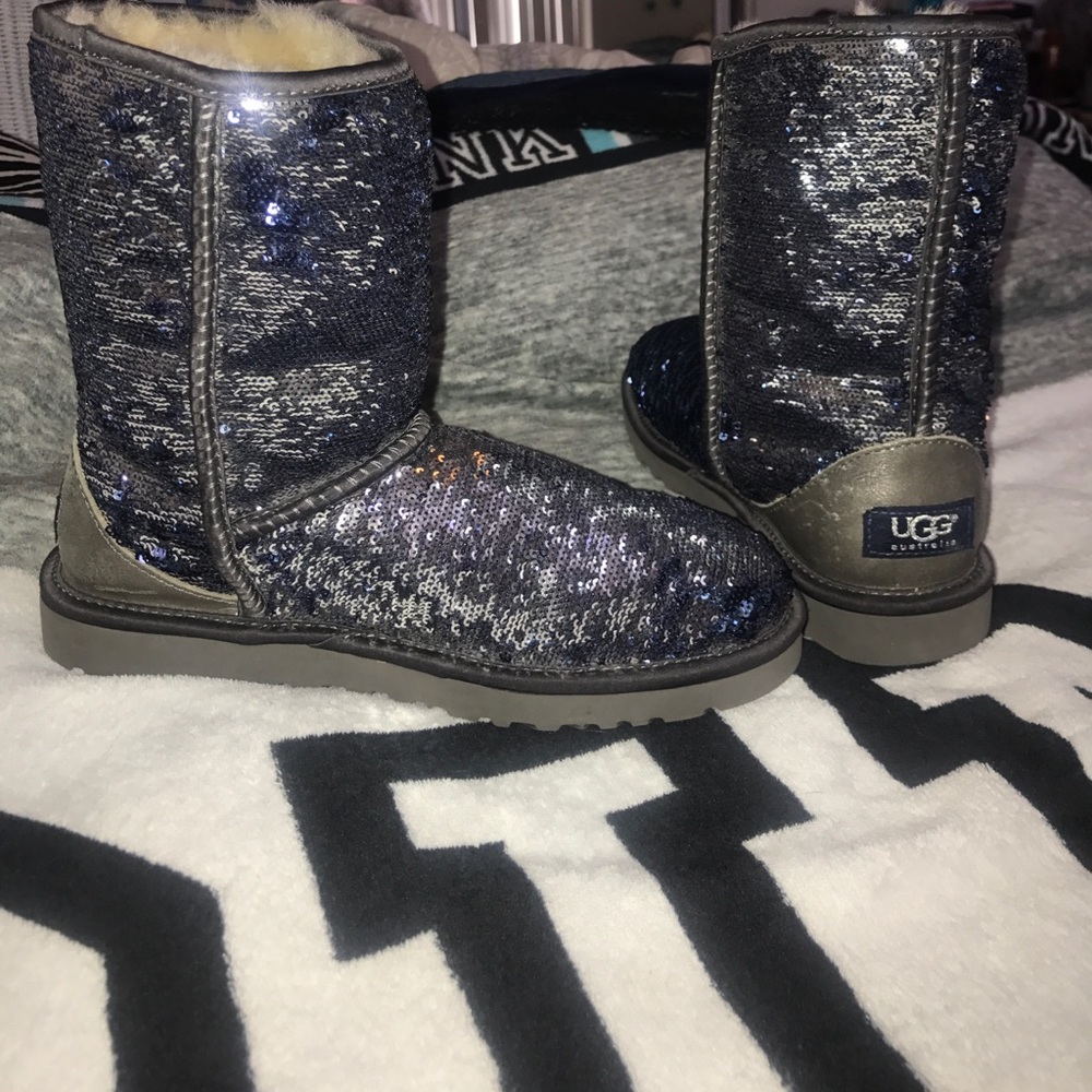 Reversible silver and blue Ugg Boots Classics.