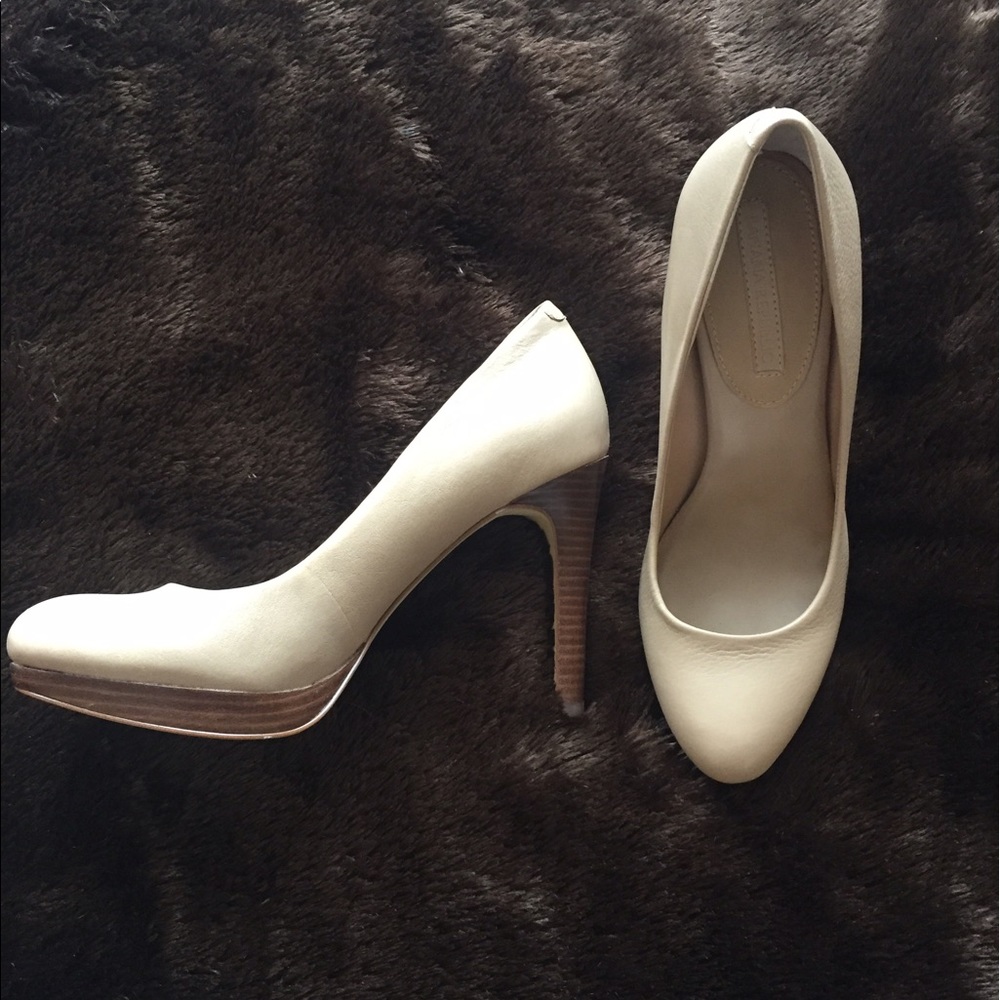 NEW Nude Banana Republic Pumps