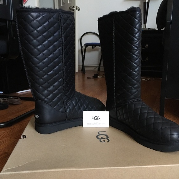 SOLDDDDD Tall black quilted UGGs - Picture 2 of 5