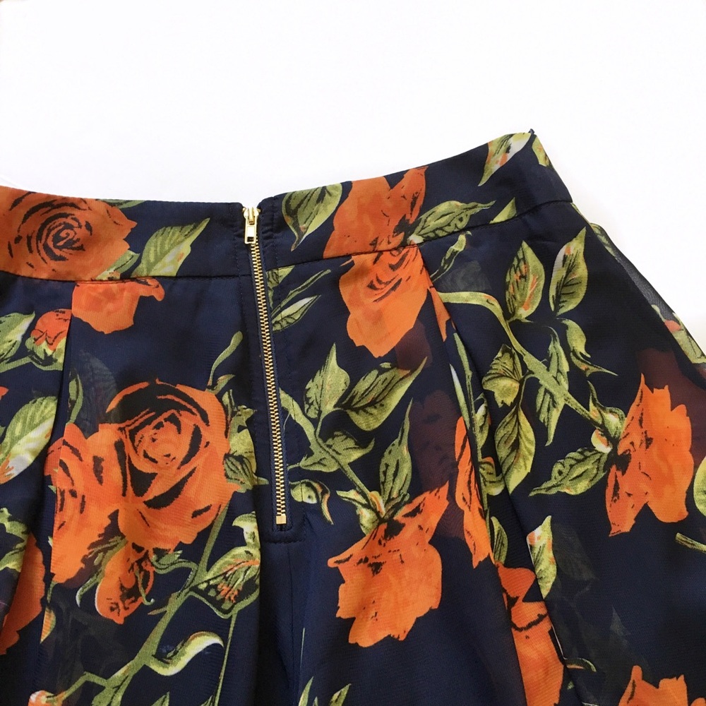 Two Piece Rose Floral High Neck Crop Shorts Set - Picture 6 of 6