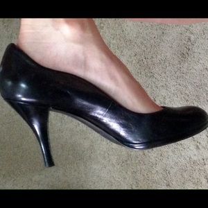 Classic round toe pumps w/ elegant curved side