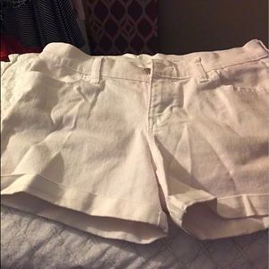 White old navy shorts! !