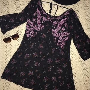 Cute floral embroidered dress 👗