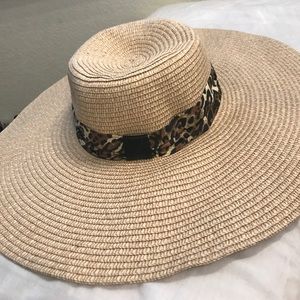 Floppy hat with Cheetah print