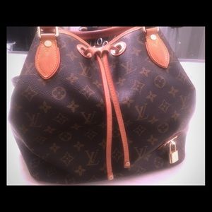 Vintage Louis Vuitton bucket bag.