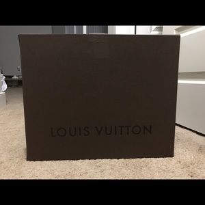 XL Louis Vuitton purse box and dust bag!!