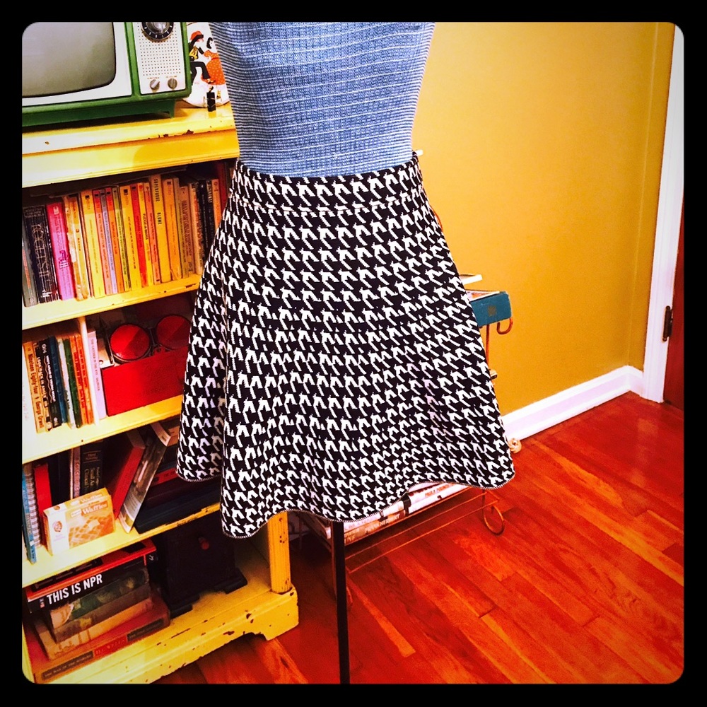 The Must-Have A-Line Houndstooth Pleated Skirt