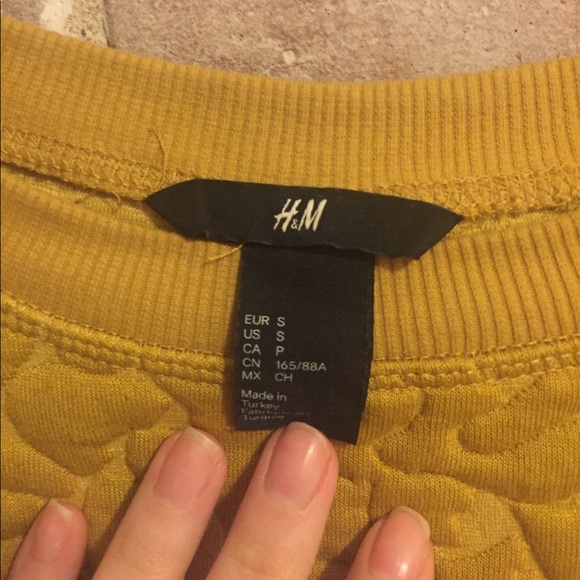 H&M Mustard Cropped Short Sleeve Sweatshirt - Picture 2 of 3