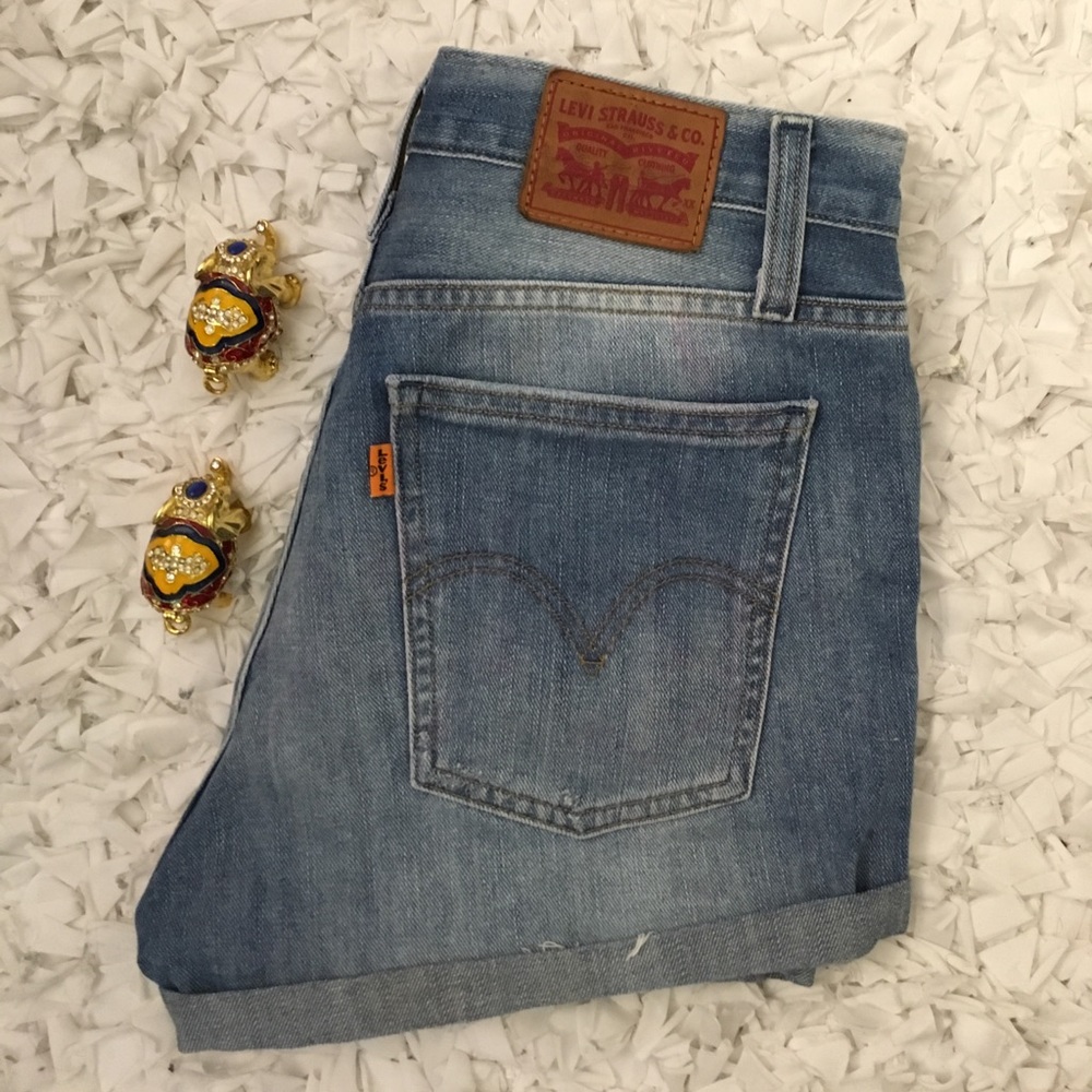 Levi - High Waisted Shorts