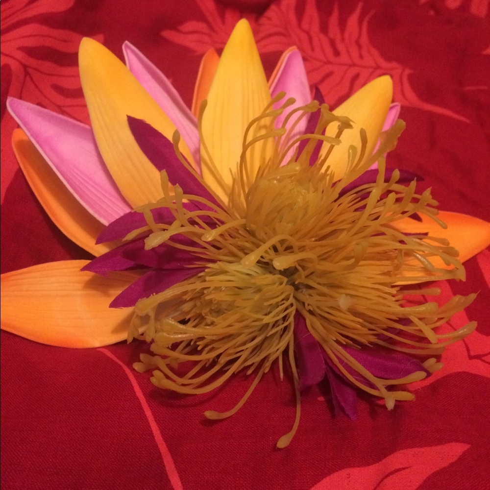 GINORMOUS hair flower clip🌺🌼