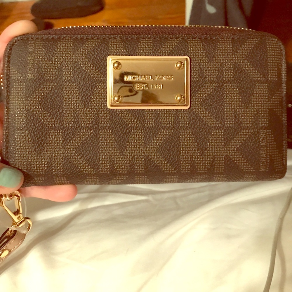 Micheal Kors zip Wristlet