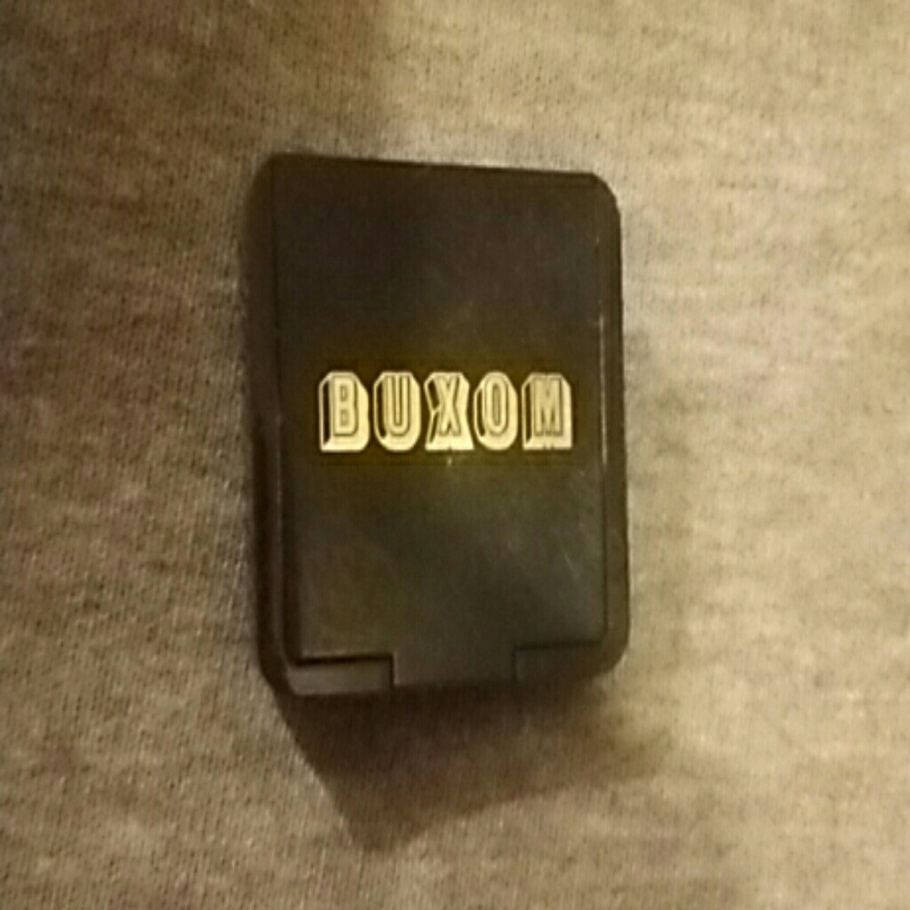 BUXOM eyeshadow