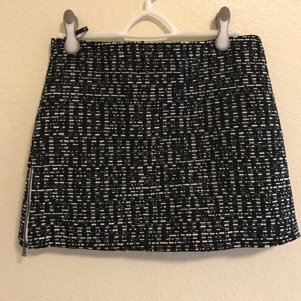 Black/white tweed skirt w/ side zip embellishment