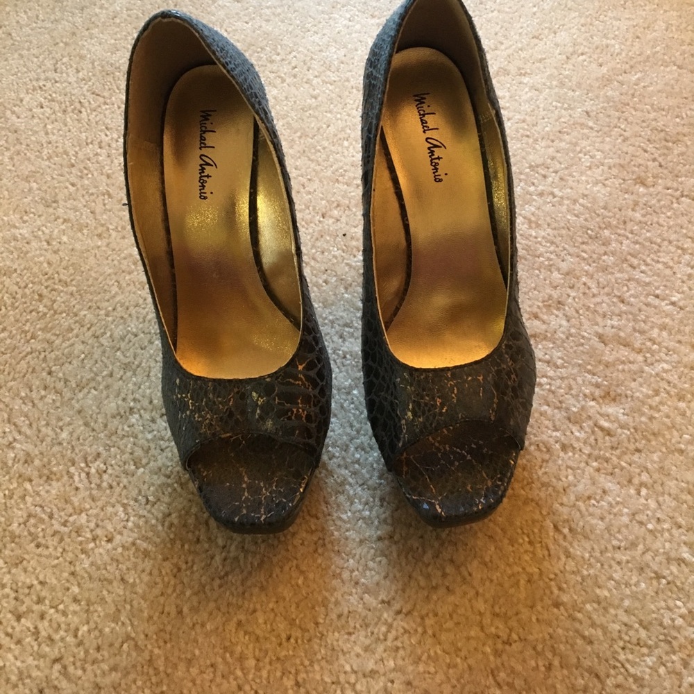 Navy blue heel