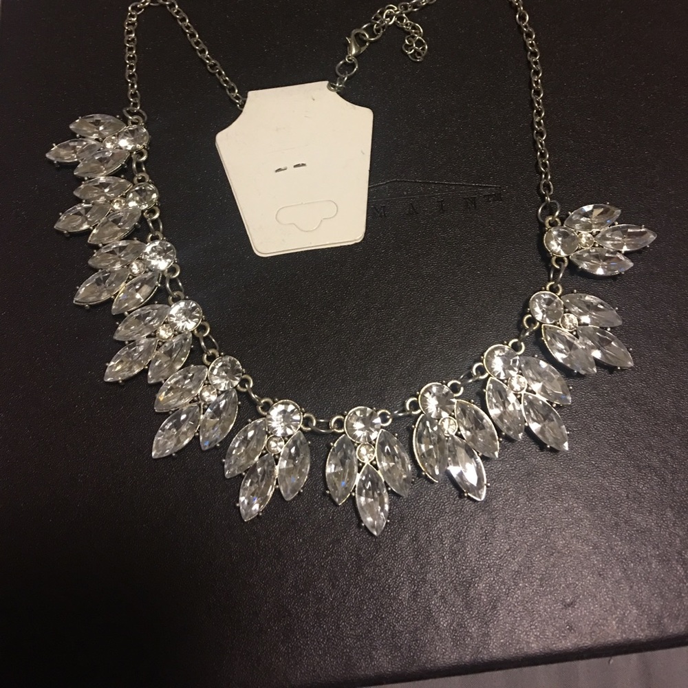 Classy necklace silver with clear stones