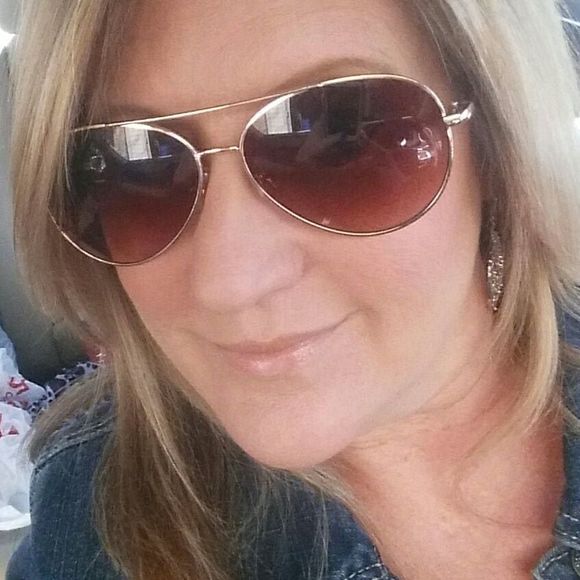 Meet your Posher, Lori - Picture 1 of 1