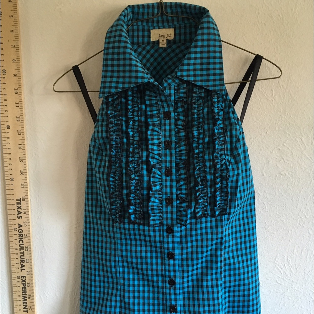 Flattering shoulder checks ruffles top So SEXY