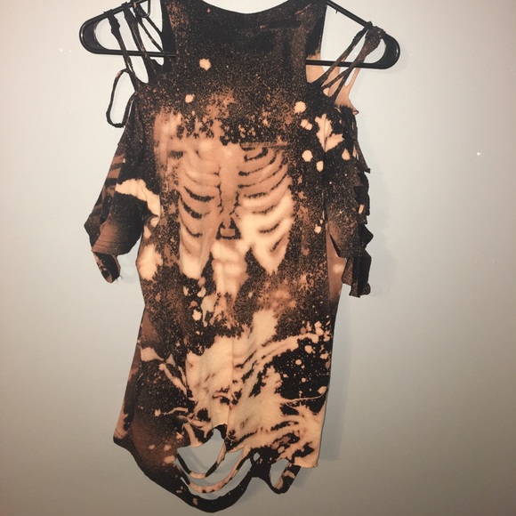 Lace up distressed custom tee - Picture 6 of 6