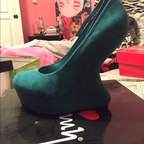 Pumps - Picture 3 of 4