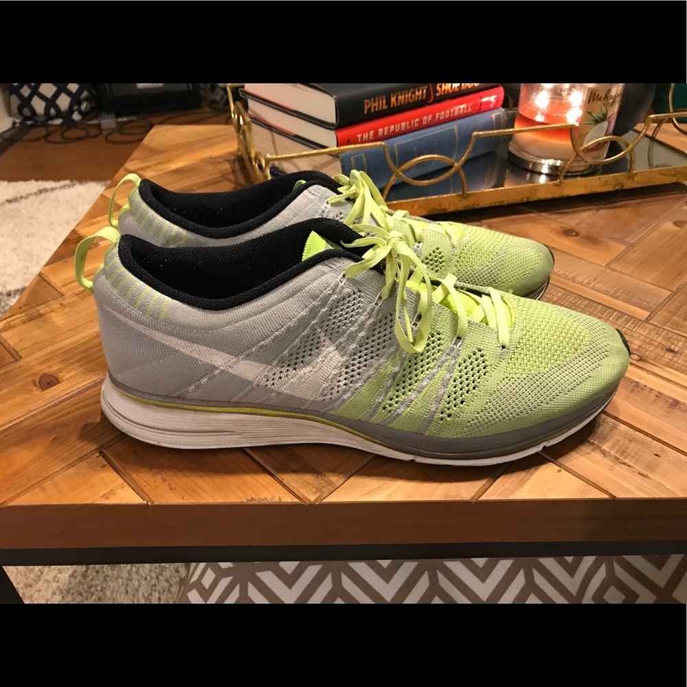 MENS NIKE FLYKNIT TRAINER VOLT SIZE 13