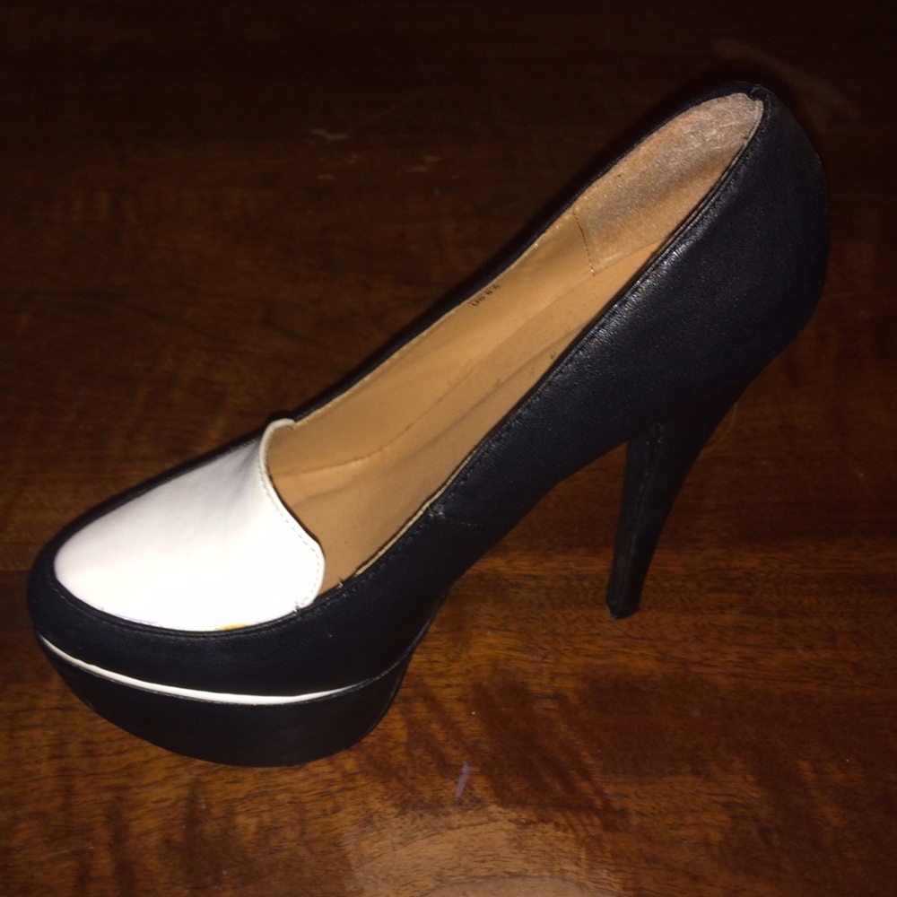 Signature by Shoedazzle black and white platform