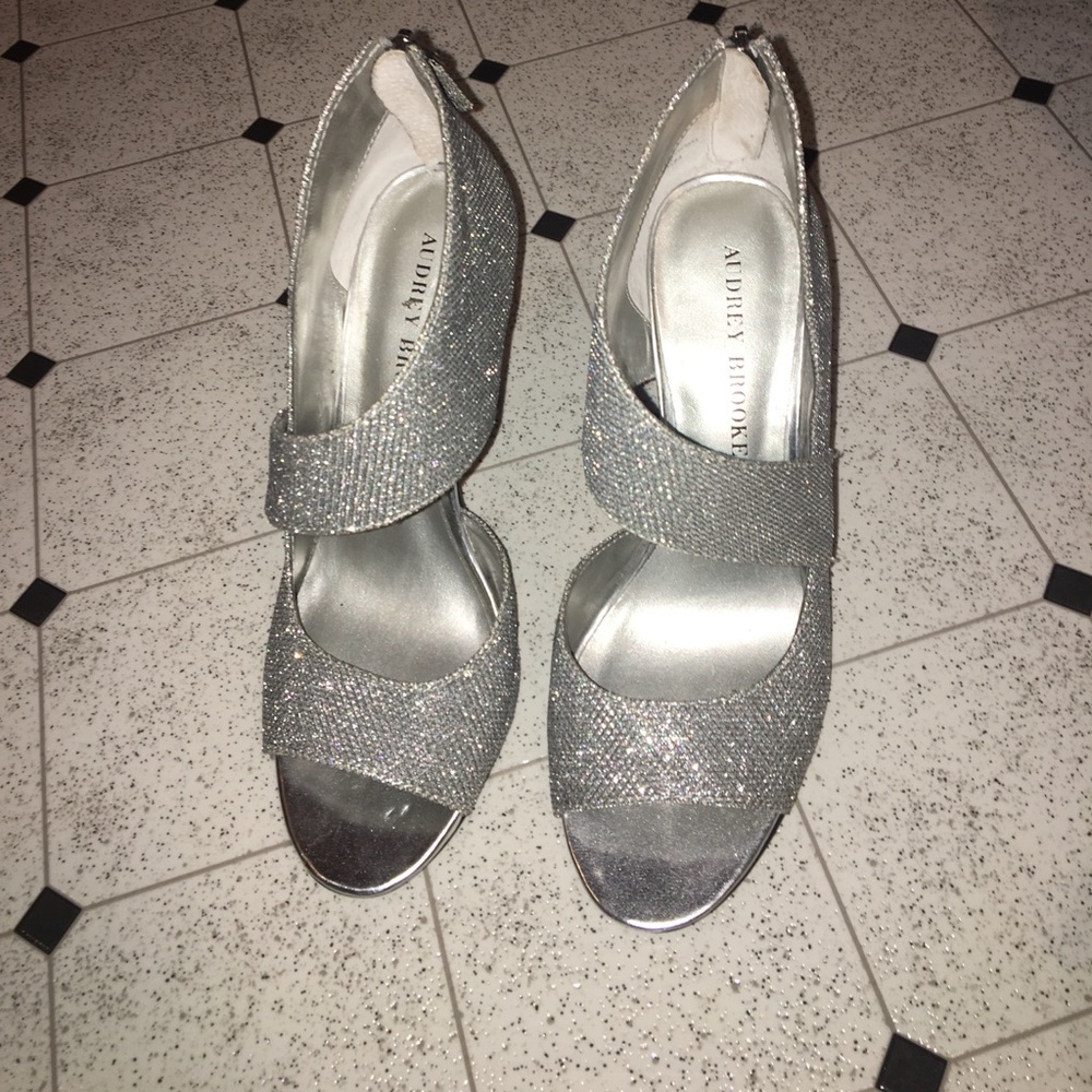 pretty silver heels!!
