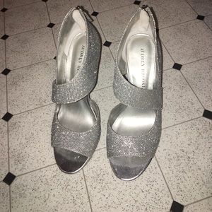 pretty silver heels!!