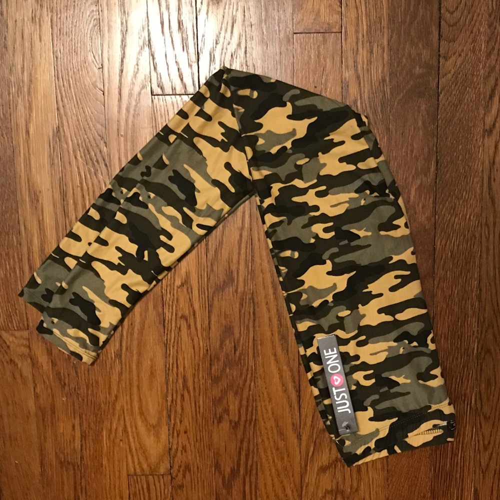 NWT xs camo leggings