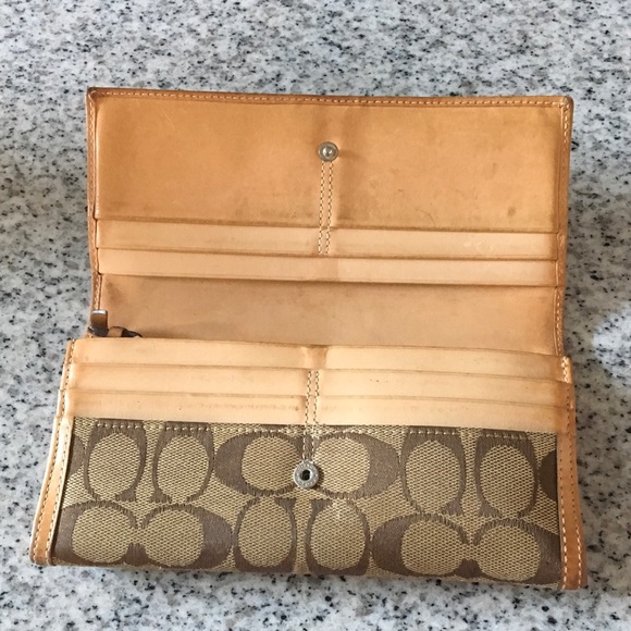 Coach Signature Wallet - Picture 2 of 4
