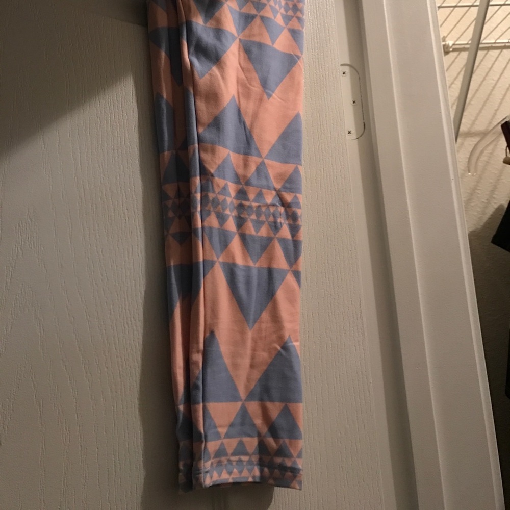 Geometric Light pink LuLaRoe leggings one size