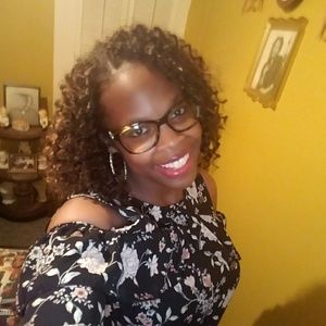 Meet your Posher, Launiona