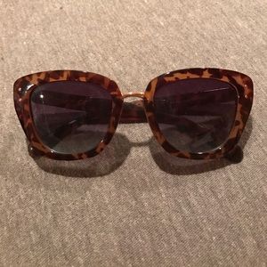 Tahari sunnies