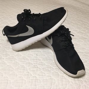 Black Nike Roshe