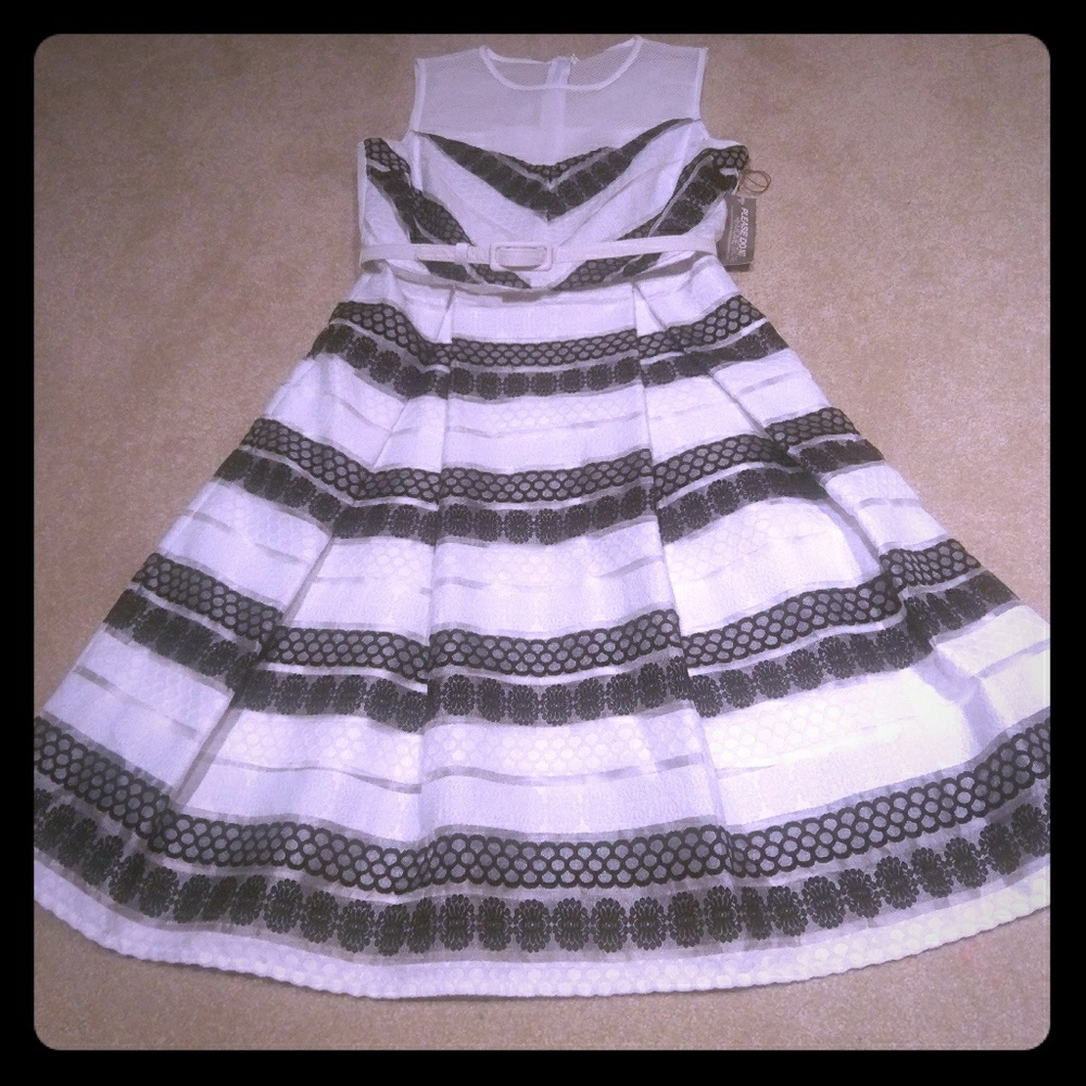 Black and white super cute dress!