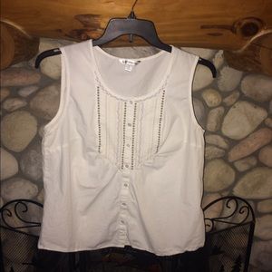 EUC 🍃 WHITE COTTON TOP WITH FRONT DETAIL
