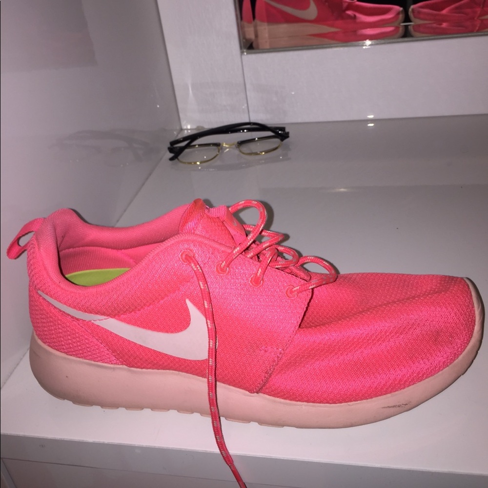 Nike roshe run pink