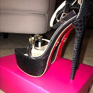 Beautiful sandal pumps custom made in Italy.